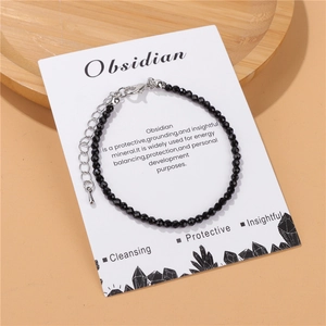 Detailansicht eines Obsidian Kristallperlenarmbands auf Karte mit Karabinerverschluss