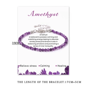 Detail eines 3mm Amethyst-Perlenarmbands mit verstellbarem Karabinerverschluss und Karte