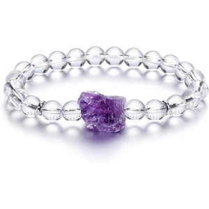 Vista de detalle de pulsera de cristal con piedra de amatista natural irregular central