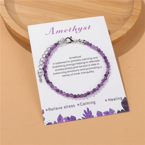Minimalistisches 3mm lila Kristallperlenarmband mit Karabinerverschluss auf Displaykarte