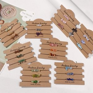 Set van drie bohemien armbanden met onregelmatige edelstenen op kraftpapier kaart