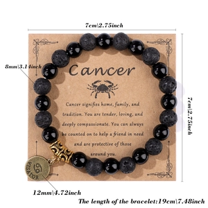 Pulsera signo Cáncer con piedras de lava negra y cuentas de ágata sobre tarjeta de regalo