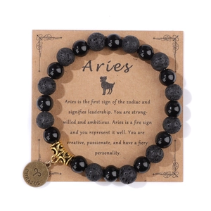 Primer plano de la pulsera del zodiaco Aries con cuentas de lava y amuleto de bronce
