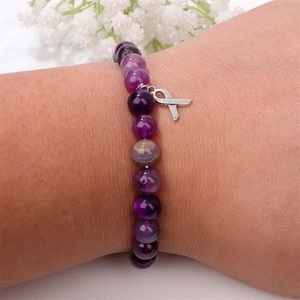 Lila Achat Steinperlen Armband mit silbernem Bandsymbol für Bewusstsein am Handgelenk