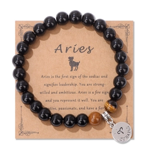 Detalle de pulsera Aries de ojo de tigre con colgante de plata en tarjeta de regalo