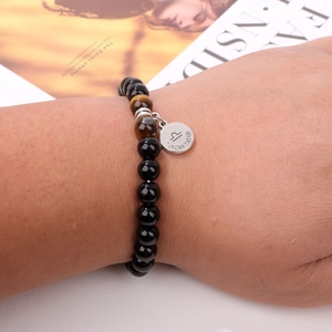 Vista macro de la pulsera del zodiaco Libra con cuentas de ojo de tigre en la muñeca