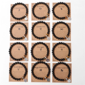Set de 12 pulseras del zodiaco con cuentas de ojo de tigre en tarjetas kraft regalo