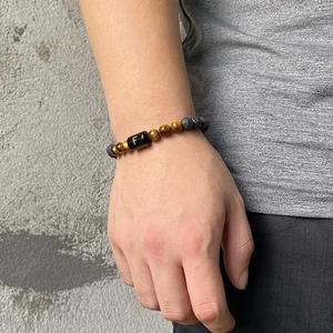 Bracciale regolabile in occhio di tigre e pietra lavica con ciondolo lettera F dorata