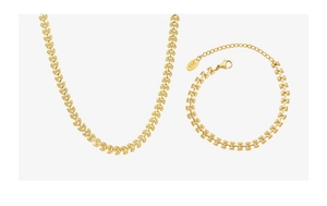 Détail d'un ensemble de bijoux géométriques avec gravure K18 sur l'étiquette dorée
