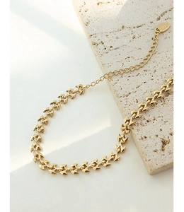 Détail du bracelet chaîne géométrique doré gravé K18 avec fermoir ajustable