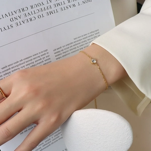 Bracelet élégant en acier inoxydable plaqué or 18k avec une pierre de zircon ronde