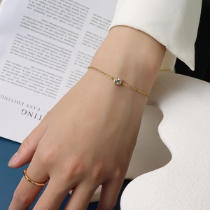 Bracelet élégant en acier inoxydable plaqué or 18k orné d'un zircon rond brillant