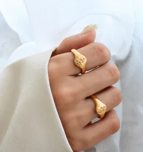 Detail van een gouden ring met roos-reliëf, vloeiend ontwerp en vintage gravering