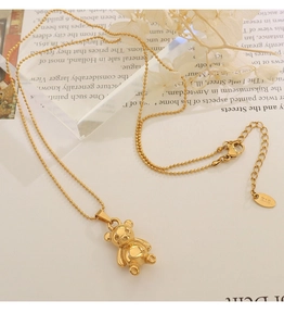 Détail du pendentif ours plaqué or 18 carats avec chaîne à billes et étiquette K18