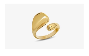 Detail van de minimalistische 18k vergulde roestvrijstalen ring met organische textuur