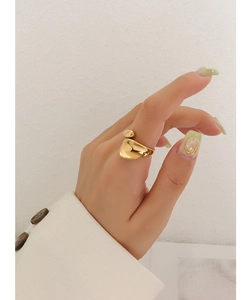 Detail van een minimalistische gouden ring met onregelmatige vorm en glanzend oppervlak