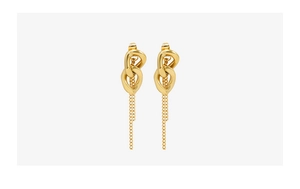 Detailansicht der klobigen 18k Gold Kettenohrringe mit mattem Finish und Quasten