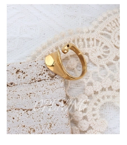 Detail van een minimalistische 18k vergulde roestvrijstalen open ring met onregelmatige textuur