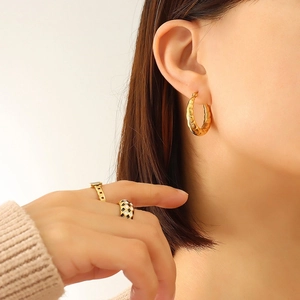 Orecchini a cerchio a U placcati oro 18K con design geometrico trapuntato a rilievo