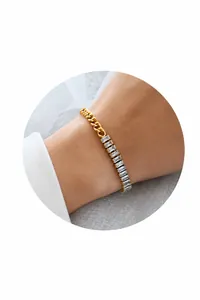 Nahaufnahme des 18k vergoldeten Gliederkettenarmbands mit rechteckigem Zirkonstein