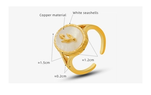 Dettaglio anello in rame con conchiglia bianca e design a bocciolo di tulipano dorato