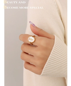 Dettaglio anello vintage a tulipano in ottone con madreperla bianca su maglia