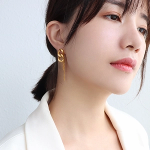 Elegante 18k vergoldete Gliederketten-Ohrringe mit langen Quasten an einem Model getragen
