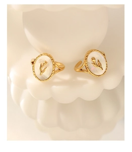 Dettaglio anello vintage francese con madreperla bianca, tulipano d'oro e base a onde