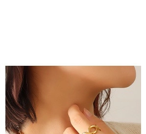 Detailopname van de minimalistische gouden C-vormige ring om een vinger