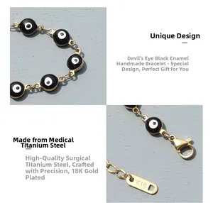 Detalle del dije Evil Eye de esmalte negro y cadena de acero quirúrgico bañada en oro de 18K