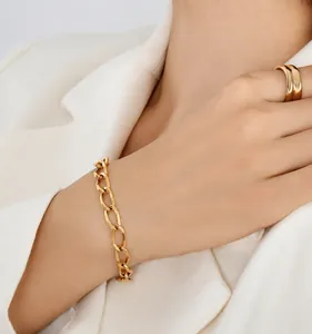 Dettaglio del bracciale a catena spessa placcato oro 18k e anello doppio minimalista
