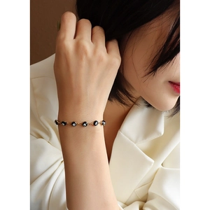 Pulsera de ojo turco en acero inoxidable chapado en oro de 18k con cuentas negras al puño