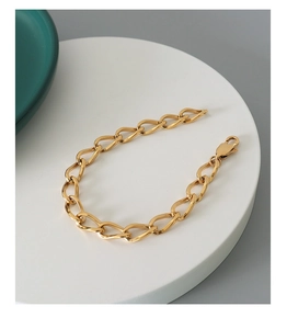 Vista dettagliata del bracciale a catena spessa placcato oro 18k con chiusura a moschettone
