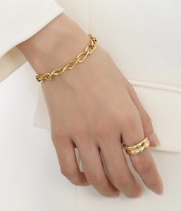 Dettaglio del bracciale a maglie ritorte placcato oro 18k e dell'anello a fascia