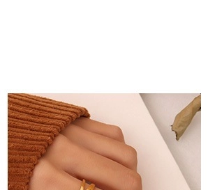 Bague réglable dorée à couches élégantes portée par un mannequin en maille marron