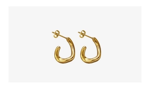 Detail van C-vormige 18K vergulde titanium stalen oorbellen met vlindersluiting voor vrouwen