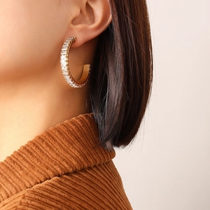 Boucles d'oreilles créoles dorées en C de luxe avec cristaux de zircone carrés brillants