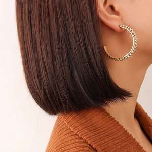Boucles d'oreilles créoles dorées en C luxueuses avec zircons carrés étincelants
