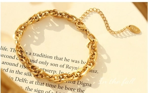 Vue détaillée macro d'un bracelet gourmette en or 18K avec fermoir mousqueton chic