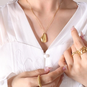 Parure collier avec pendentif goutte en acier inoxydable doré 18K et bagues texturées