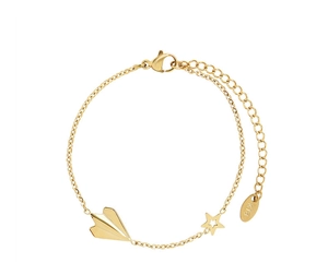 Detail van de gouden armband met papieren vliegtuigje, ster en K18-merkje op de sluiting