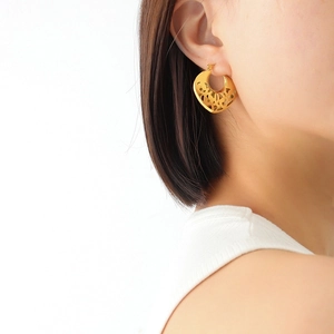 Boucles D'oreilles Créoles Cœur Évidé Acier Titane Plaqué Or Design Géométrique Bijoux De Mode Pour Femmes