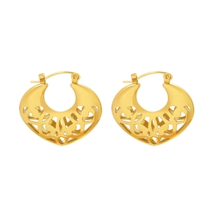 Élégantes boucles d'oreilles créoles dorées avec motif ajouré et fermeture à cliquet