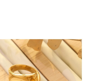 Détail macro d'une bague en acier inoxydable doré avec surface à texture ondulée