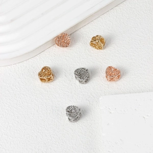 Cuentas de corazón de metal hueco en oro plata y oro rosa para hacer joyería DIY