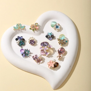 Accesorios para pelo florales gunmetal con esmalte y perlas en bandeja corazón