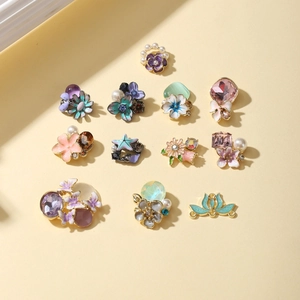 Exquisito surtido de dijes de flores y mariposas para accesorios de joyería de bricolaje
