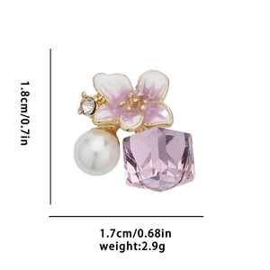 Detalle de las dimensiones del pendiente de flor de 1,8 cm con colgante de cristal rosa