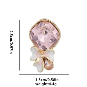 Vista detallada del dije de flor con cristal rosa y decoración de lazo de esmalte