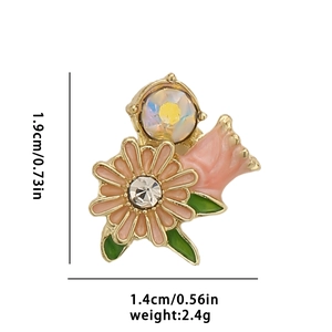 Detalle de accesorio de joyería de aleación con margarita rosa y medidas de tamaño